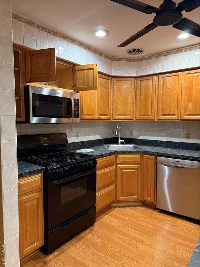 Building Photo - 83-13 149th Ave