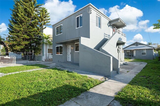 Building Photo - 842 SW 3rd St