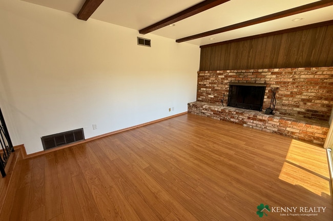 Building Photo - Large 4 Bedroom, 2 Bathroom Home with 2 Car Garage