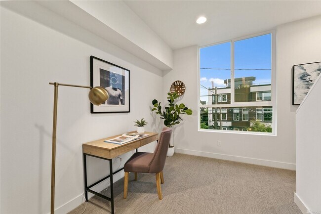 Building Photo - Newer 2 Bed/ 2 Bath Townhome in North Beacon Hill