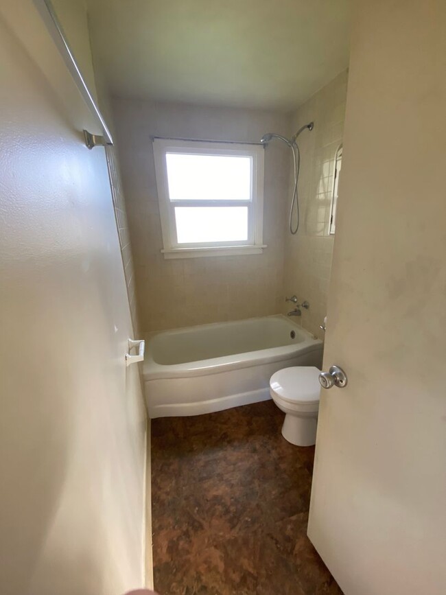 Building Photo - Comfortable 2 Bedroom 1 Bathroom Home with...