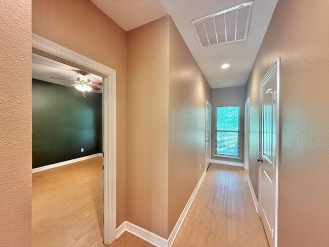 Building Photo - 4 Bedroom 3.5 Bath Duplex in East Tyler!