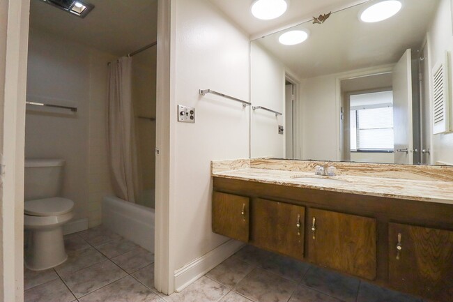 Building Photo - All Bills Paid: 1 Bedroom Condo in Downtow...