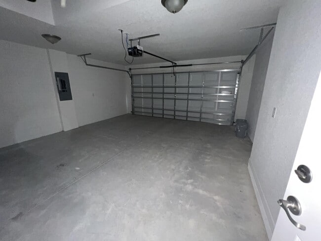 Building Photo - 9 Maple Dr