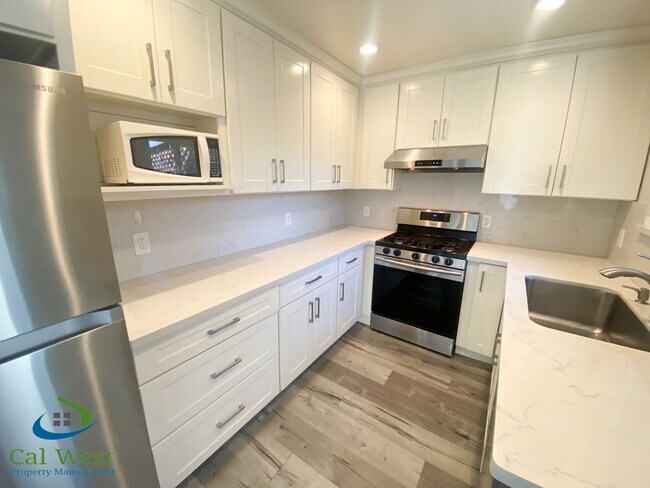 Building Photo - $3195 - Remodeled 2Bed/1 Bath Duplex in th...