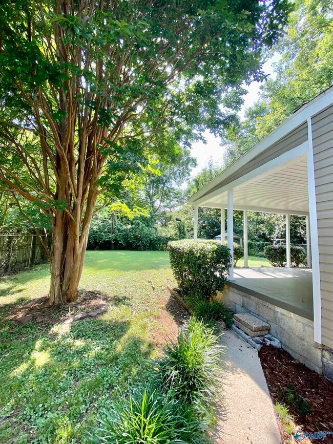 Building Photo - 2019 Vanderbilt Dr SW