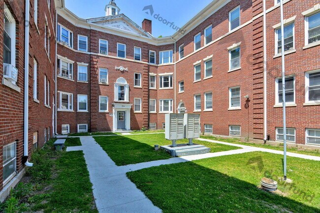 Building Photo - 1008 Main St