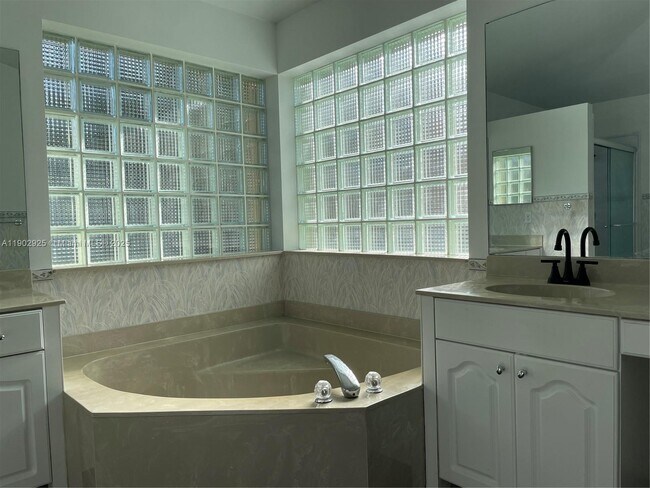 Building Photo - 785 Heron Rd