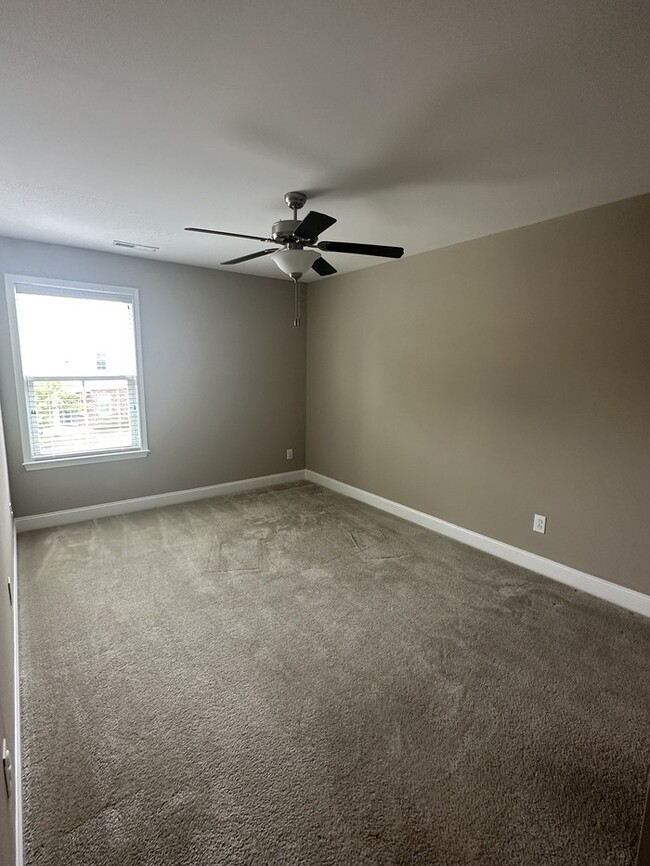 Building Photo - Like New Townhome in Cary