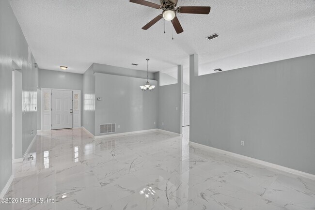 Building Photo - 490 Hillside Dr