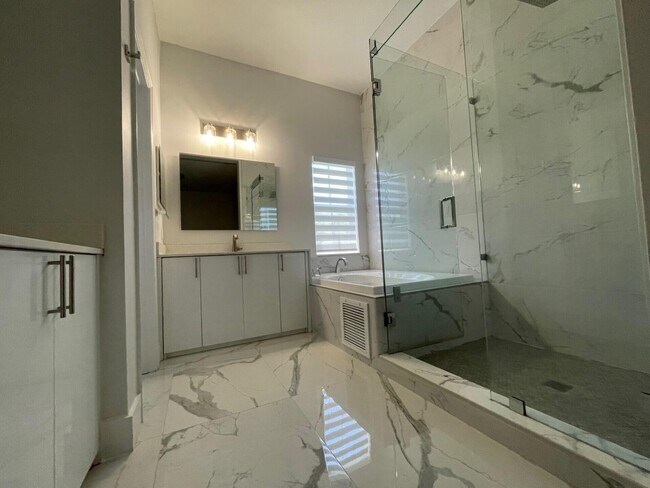 Building Photo - 4293 Laurel Ridge Cir