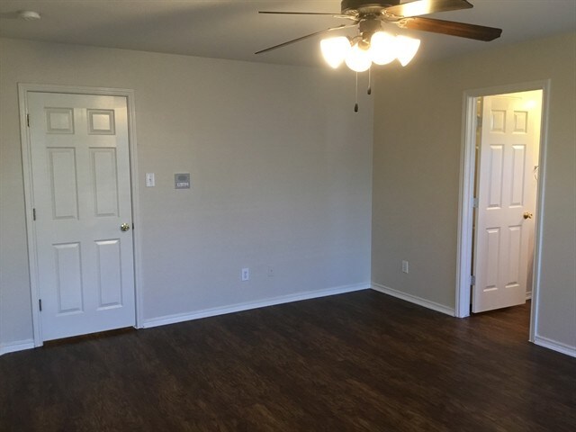 Building Photo - 9019 Walnut Springs