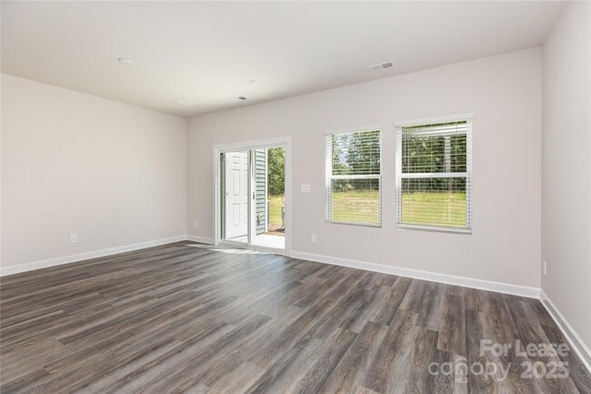 Building Photo - 4135 Smt Wds Dr