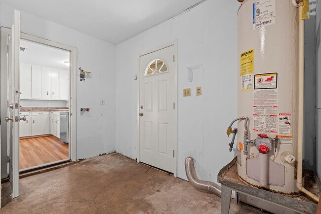 Building Photo - Spacious 3-Bed Gem with Covered Patio + Ea...