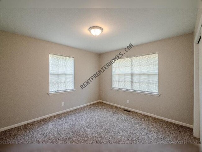 Building Photo - 6205 Chippewa Dr