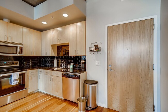 Building Photo - INCREDIBLE Riverfront Park Condo- 1 MONTH ...