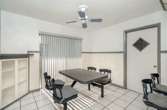 Built in breakfast nook and island bar stools - 2908 Ivy St