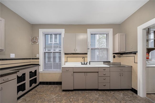 Building Photo - 22 Sycamore St