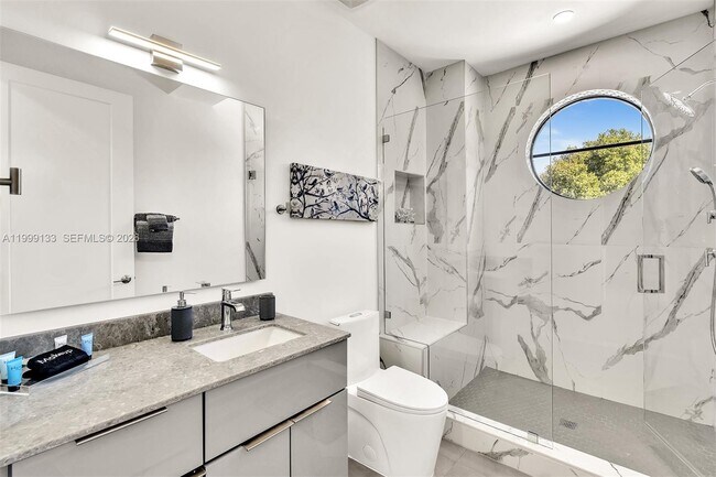 Building Photo - 2100 Miami Rd