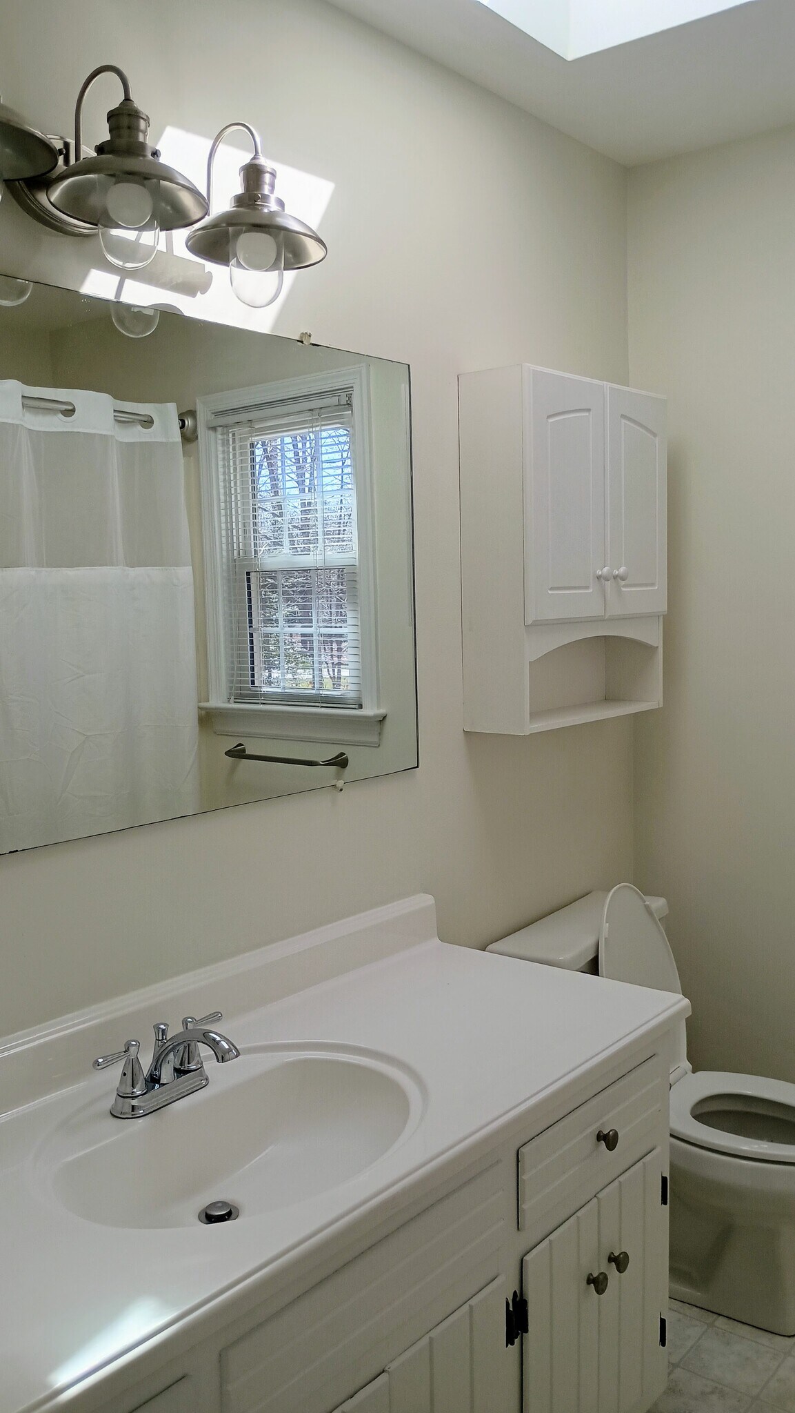 Primary bedroom's ensuite bath - 5505 Standing Oak Pl