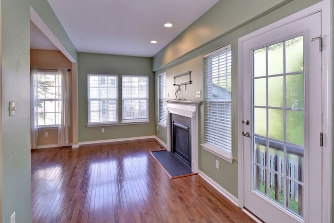 Building Photo - End unit Townhome in Riverwalk Townes