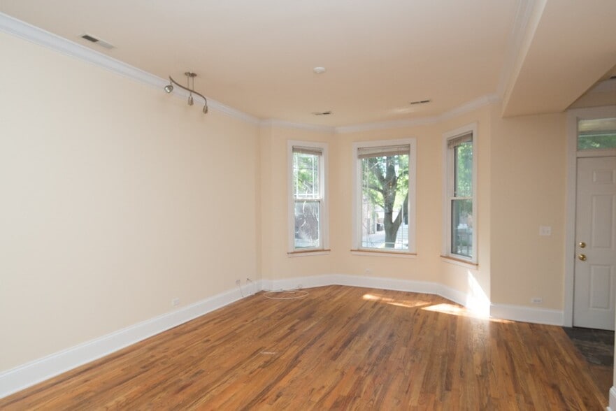 Building Photo - 1324 W Roscoe St