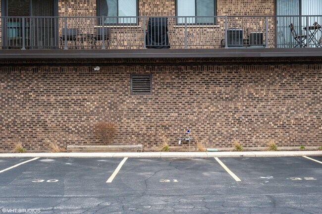 Building Photo - 960 S River Rd