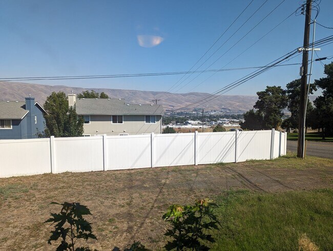 Building Photo - 1 Bedroom Pet-Friendly Casita