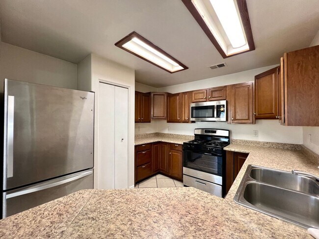Building Photo - Spacious 3-bedroom, 2-bath condo with acce...