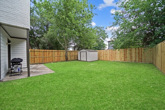 Building Photo - Updated Two-Story Duplex in Pearland with Yard Care Included