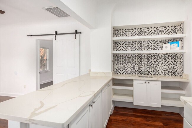 Building Photo - One Bedroom Single Family Home - Garfield District - First Month Free!