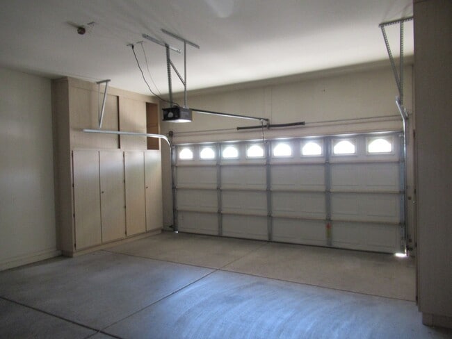 Building Photo - Nice 2 Bedroom Plus Bonus Room / 2 Bath Home in Chandler Gated Community!