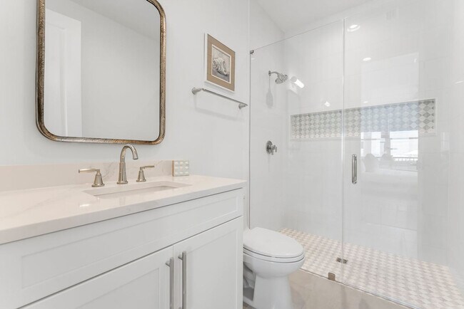 Building Photo - 8212 S Thomas Dr