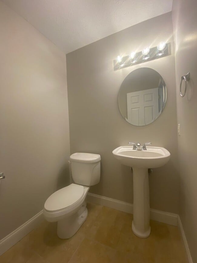 Building Photo - 2 Bedroom Ashton Estates Townhouse- Availa...