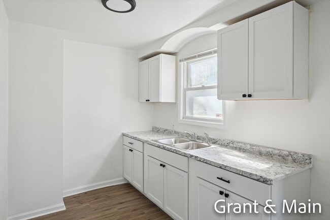 Building Photo - $1249 3 bedroom bungalow
