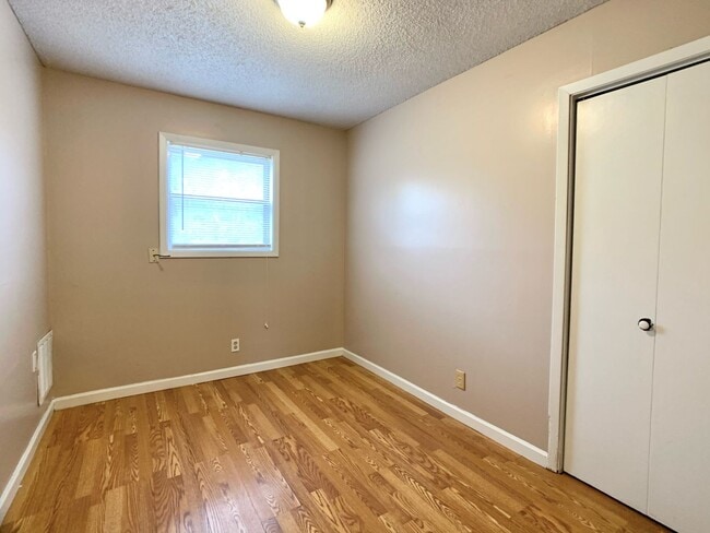 Building Photo - 3 Bedroom Single Family Home