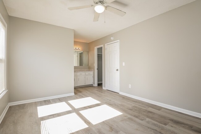 Building Photo - Beautiful Home with Vaulted Ceilings!