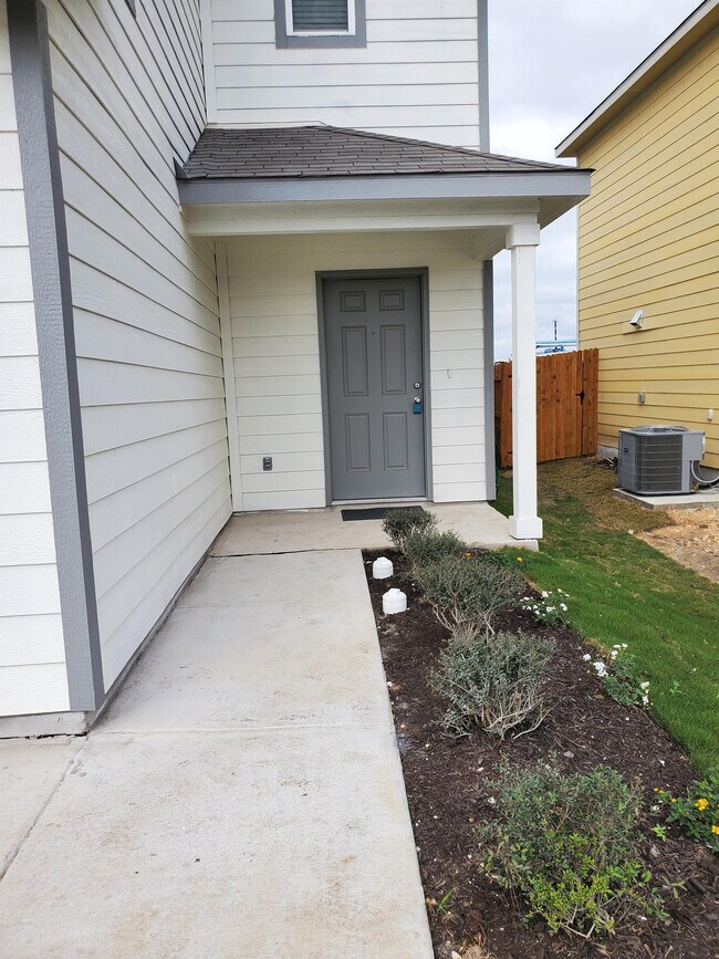 Building Photo - 743 Retama Pass