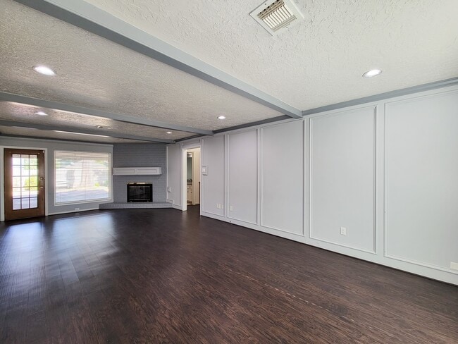 Building Photo - 17326 Ponderosa Pines Dr