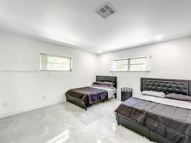 Building Photo - 1751 SW 30th Pl
