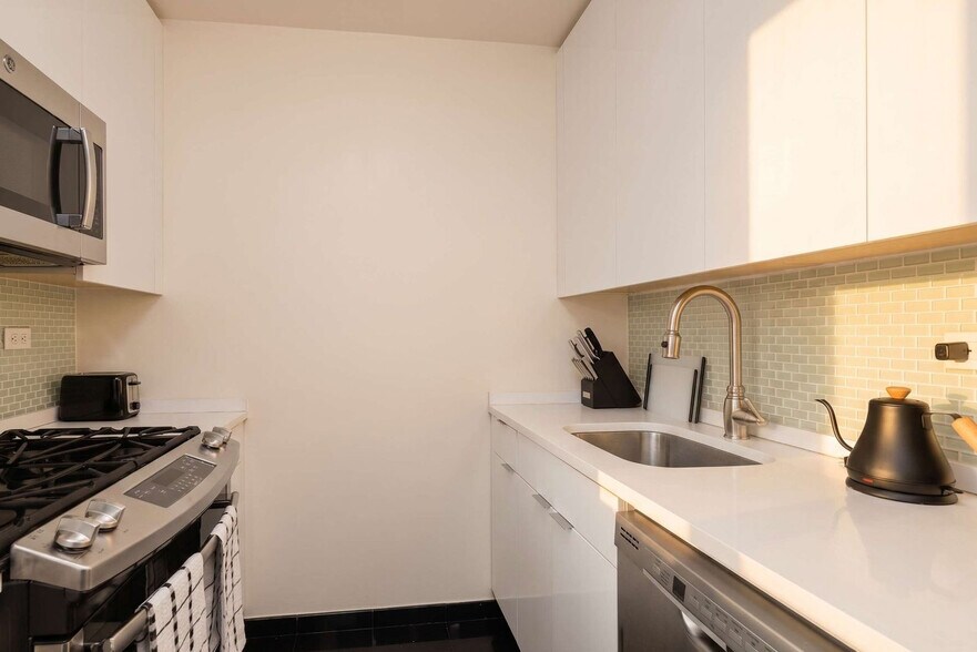 Building Photo - 525 E 72nd St