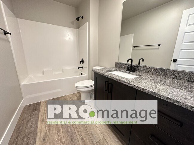 Building Photo - 3 Bed, 2.5 Bath Townhome w/ 2-Car Garage - NEAR NEW - Ammon