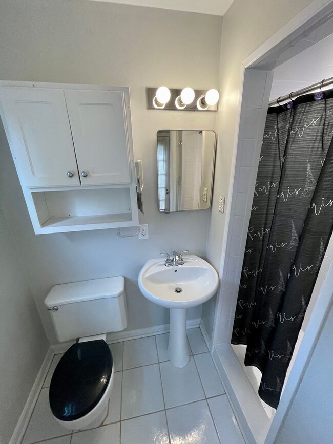Building Photo - GORGEOUS AND SPACIOUS, 3 BED/2BATH RANCH H...