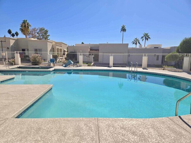 Building Photo - Large townhouse located on the golf course...