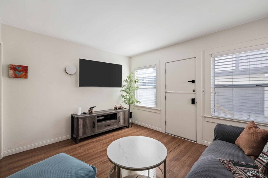 Building Photo - 1634 Bayview Dr