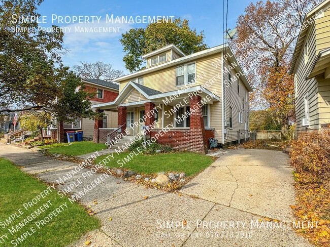 Primary Photo - Nice 3 Bed 1 Bath Side By Side Duplex For ...