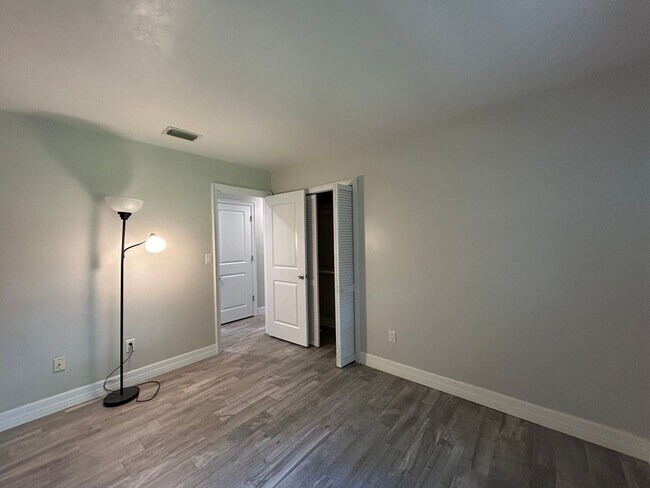 Building Photo - Dream home awaits: stunningly updated 3 be...