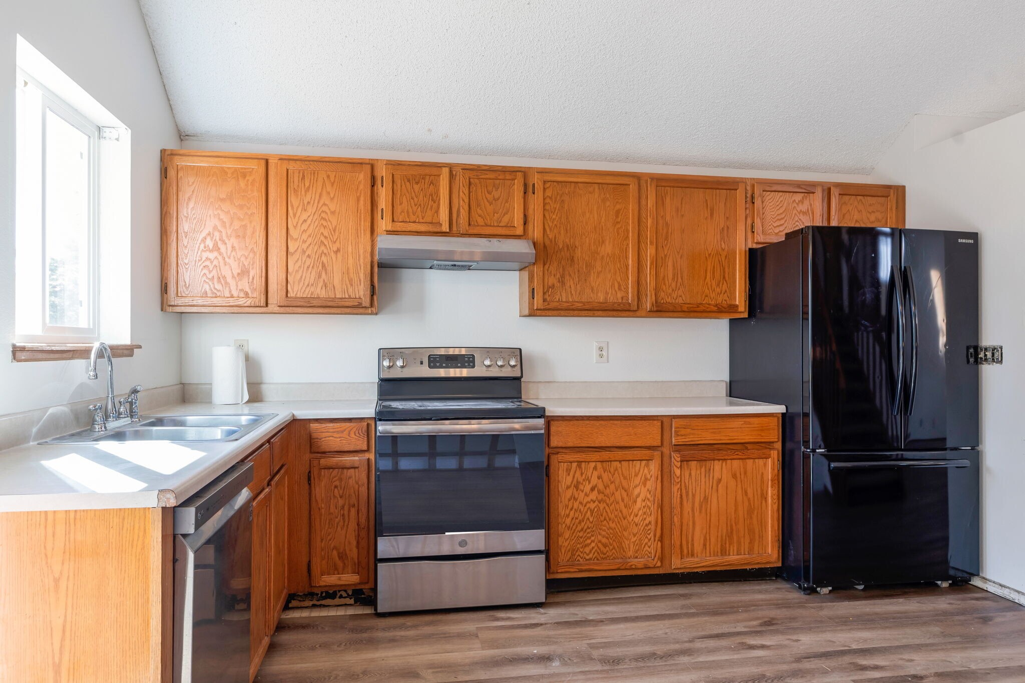 Spacious kitchen with newer appliances - 1752 Juniper St