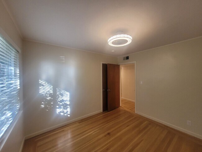 Building Photo - 3 bedroom home close to Land Park