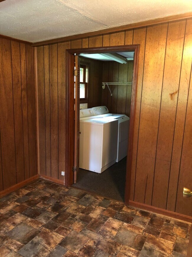 Building Photo - 3 bedroom 1 bath in Elizabethton